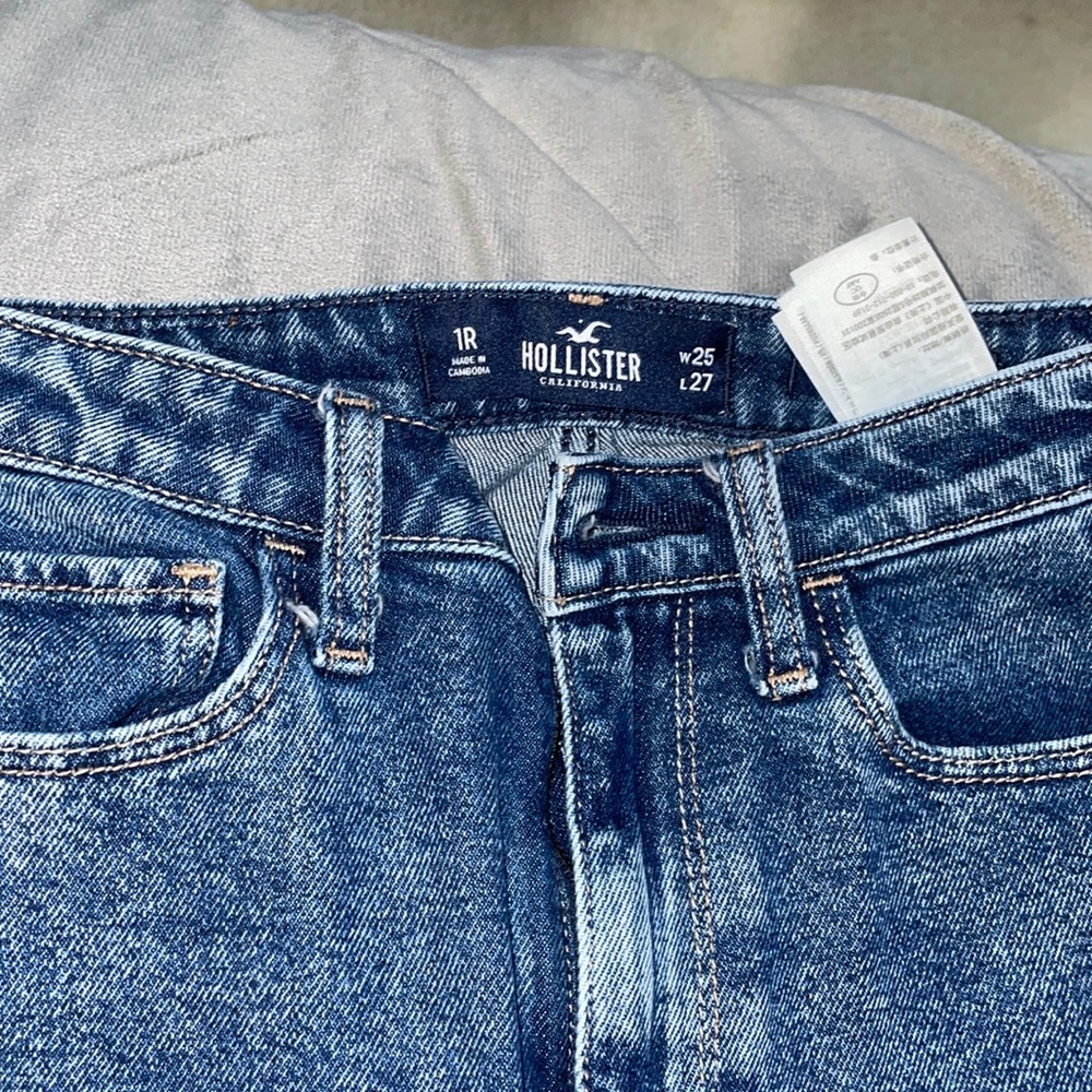 Hollister Ultra High Rise Mom Jeans. 1R w25 L27